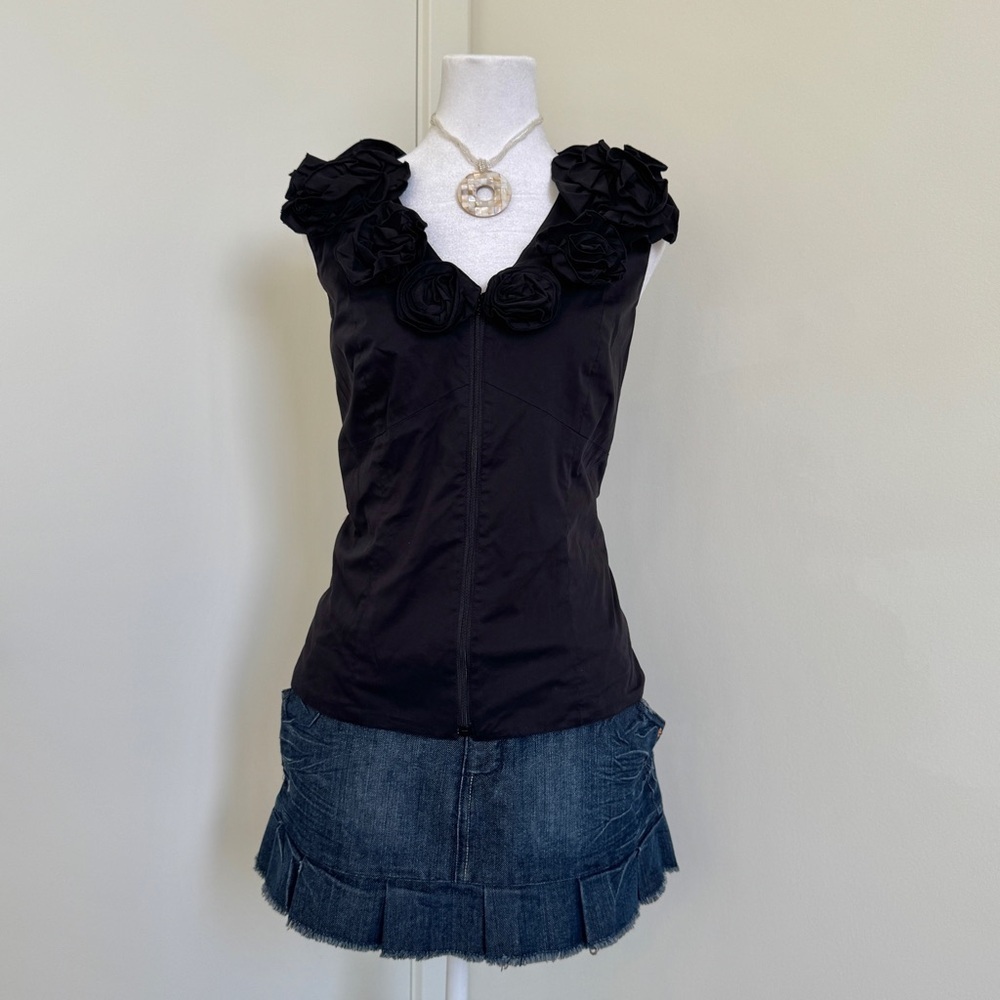 Y2K Black 3D Rose Neckline Zip Up Sleeveless Blouse